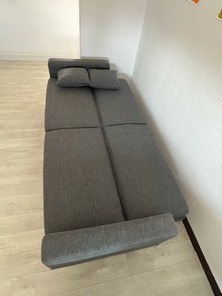 Sofá cama gris tela y madera.