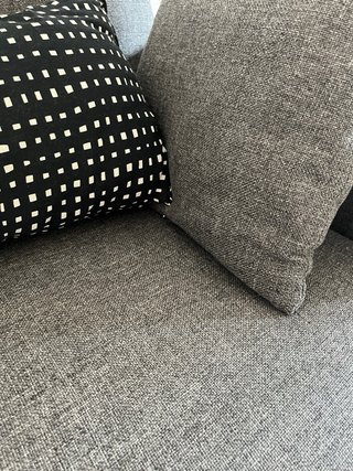 Sofá cama gris tela y madera.