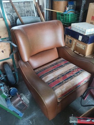 Sillón polipiel marrón con cojín estampado