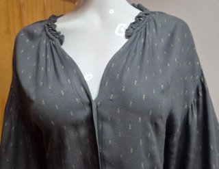 Blusa gris escote V manga abullonada