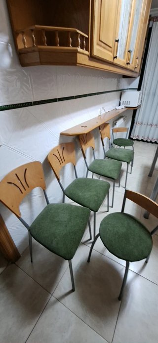 Juego  de 4 sillas  y 2 taburetes