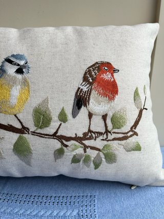 Funda de cojín bordada con pajaritos 100% algodón