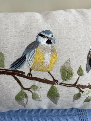 Funda de cojín bordada con pajaritos 100% algodón