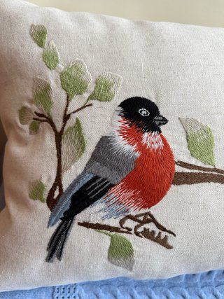 Funda de cojín bordada con pajaritos 100% algodón