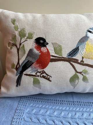 Funda de cojín bordada con pajaritos 100% algodón