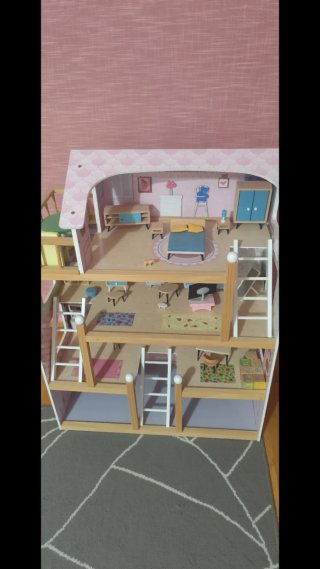Casita de muñecas con muebles