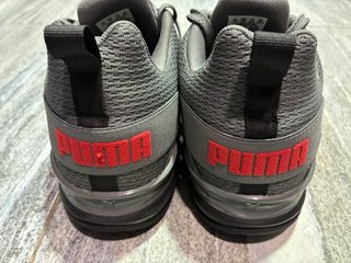Zapatillas Puma grises con detalles rojos