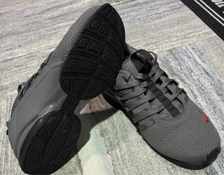 Zapatillas Puma grises con detalles rojos