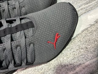 Zapatillas Puma grises con detalles rojos