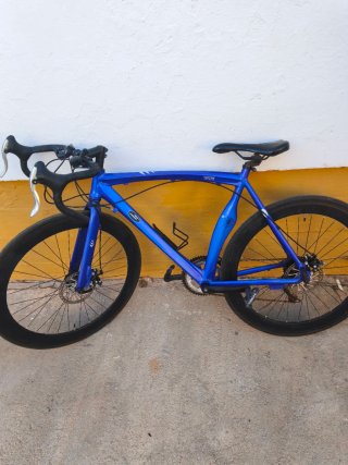 Bicicleta de carretera azul
