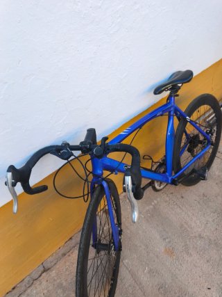Bicicleta de carretera azul