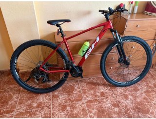 Bicicleta de montaña BH roja