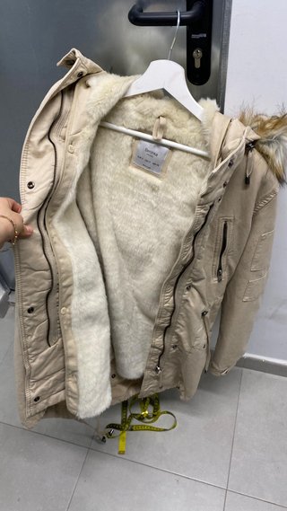 Abrigo beige con capucha y pelo