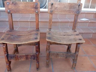 Sillas antiguas madera maciza tallada.