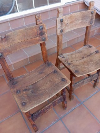 Sillas antiguas madera maciza tallada.