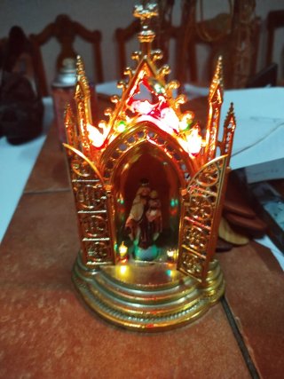 Capilla Virgen Oro Plástico Metal