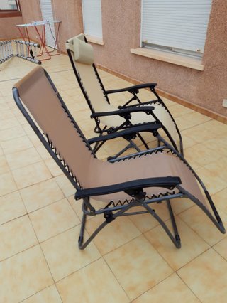 Tumbona plegable beige y negra