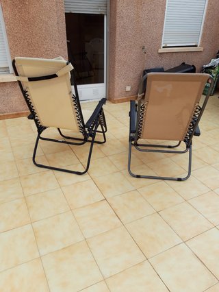 Tumbona plegable beige y negra