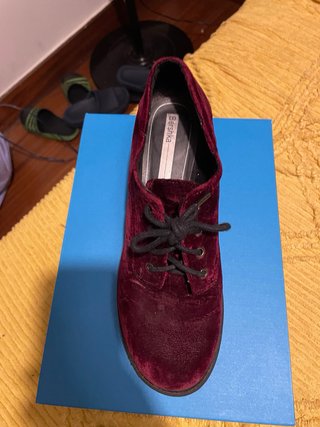 Zapatos de terciopelo burdeos con plataforma