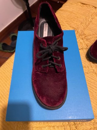 Zapatos de terciopelo burdeos con plataforma