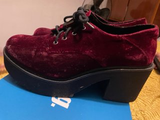 Zapatos de terciopelo burdeos con plataforma