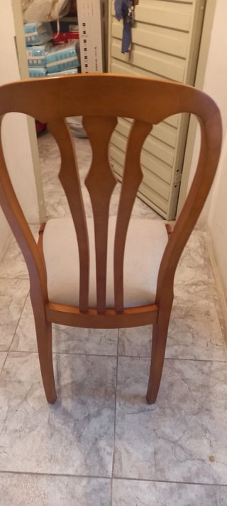 4 Sillas de comedor de madera. (10 e  x silla)