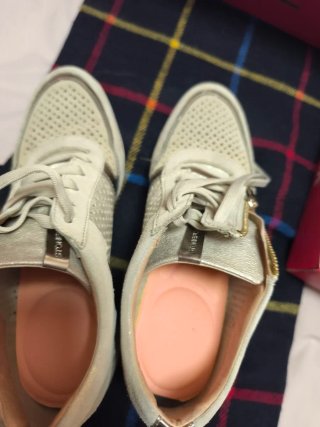 Zapatillas Beige y Plateadas