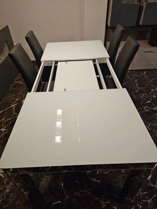 Mesa extensible y 4 sillas