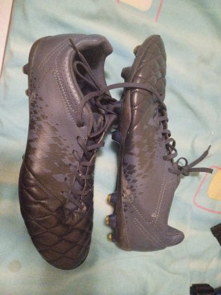 Bambas fútbol césped grises