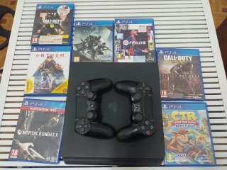 PS4 con 2 mandos y 7 juegos