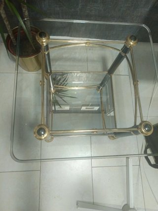 Mesita auxiliar cristal y metal dorado