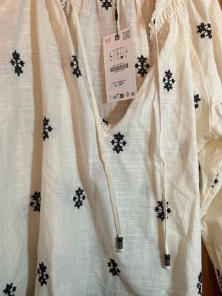 Camisa Zara bordada blanca y negra