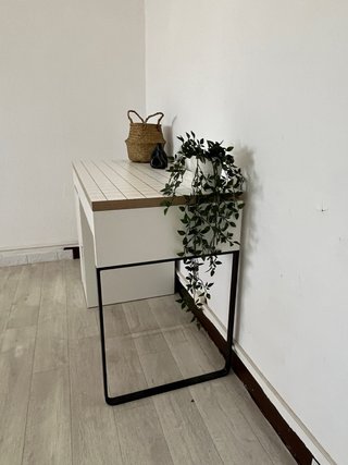 Escritorio blanco y madera