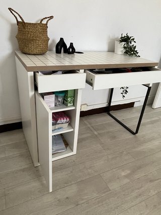 Escritorio blanco y madera