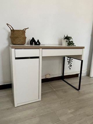 Escritorio blanco y madera