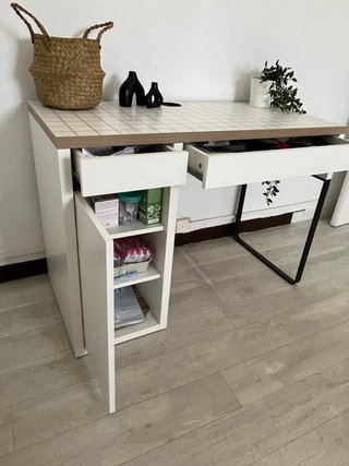 Escritorio blanco y madera