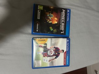 PS Vita con caja, cargador y 2 juegos