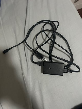 PS Vita con caja, cargador y 2 juegos