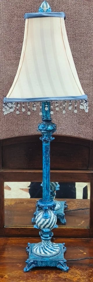 Lámpara de mesa azul y blanca