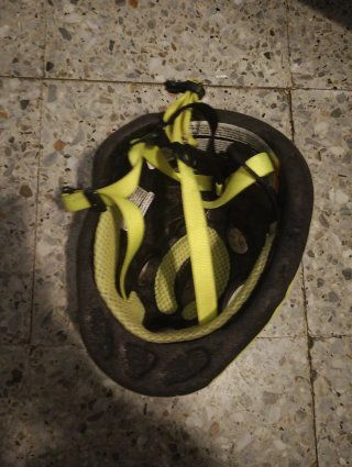 Casco de bicicleta amarillo