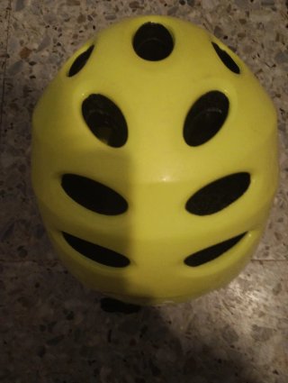 Casco de bicicleta amarillo