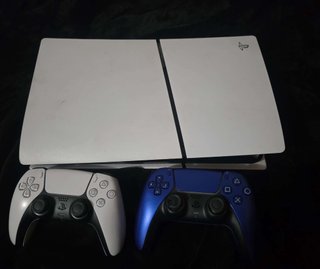 PS5 con 2 controles (blanco y azul)