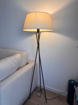 Lámpara de pie trípode beige y marrón