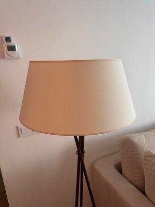 Lámpara de pie trípode beige y marrón