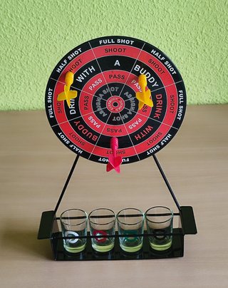 Diana con dardos. Juego de beber en grupo