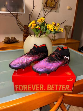 Botas de fútbol Puma Future alta gama.