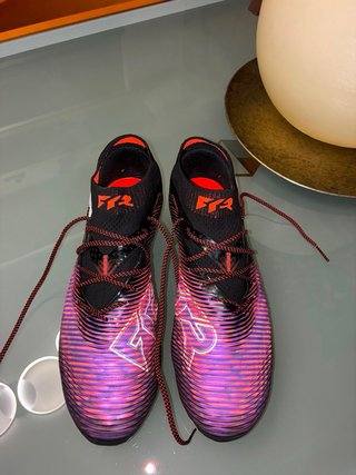 Botas de fútbol Puma Future alta gama.