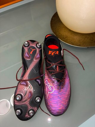 Botas de fútbol Puma Future alta gama.