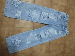 Pantalon vaquero rotos niña y Pack de 3 vestidos.