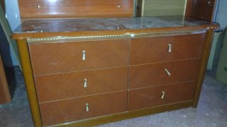 Mueble de salón, mesas y cajoneras.